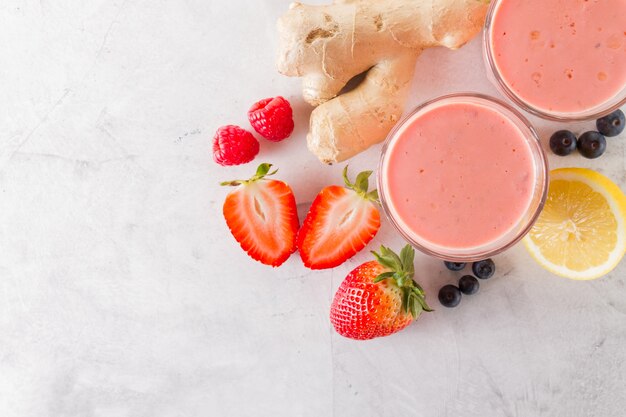 Dos smoothies frescos rojos con ingredientes