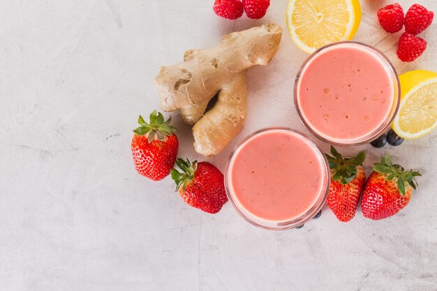 Dos smoothies rojos con fresas