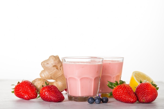 Foto gratuita dos smoothies rojos frescos