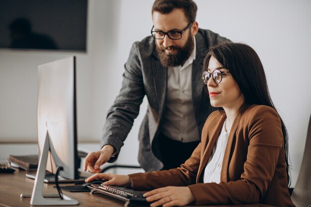 Dos socios comerciales que trabajan juntos en la oficina en equipo