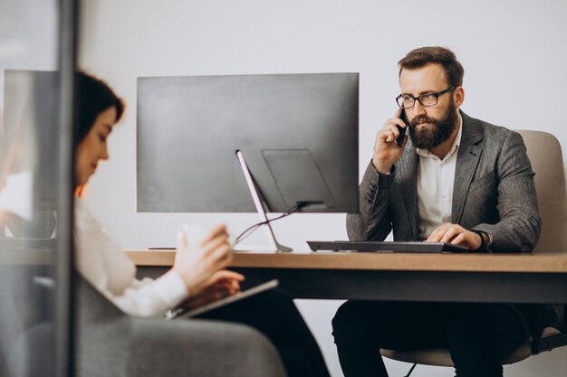 Dos socios comerciales que trabajan juntos en la oficina