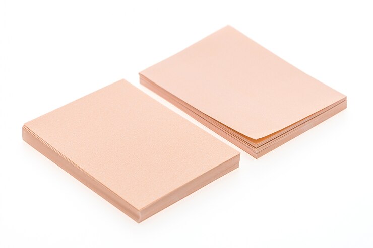 Foto gratuito dos tarjetas en blanco