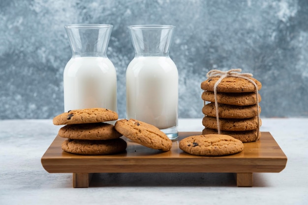 Dos tarros de leche con deliciosas galletas.