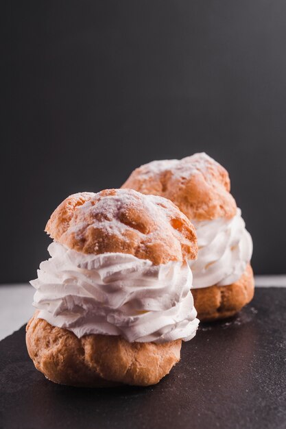 Dos tartas de elaboración con crema blanca