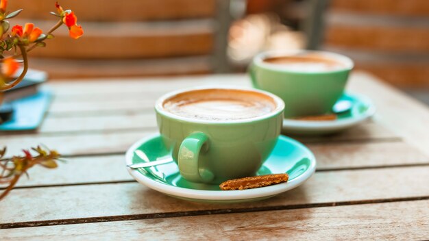 Dos tazas de café en la mesa de madera