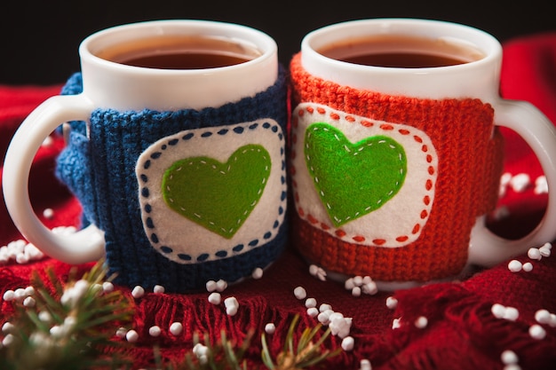 Dos tazas calientes de té o café con corazón para el día de San Valentín