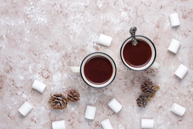 Dos tazas de chocolate caliente con malvavisco