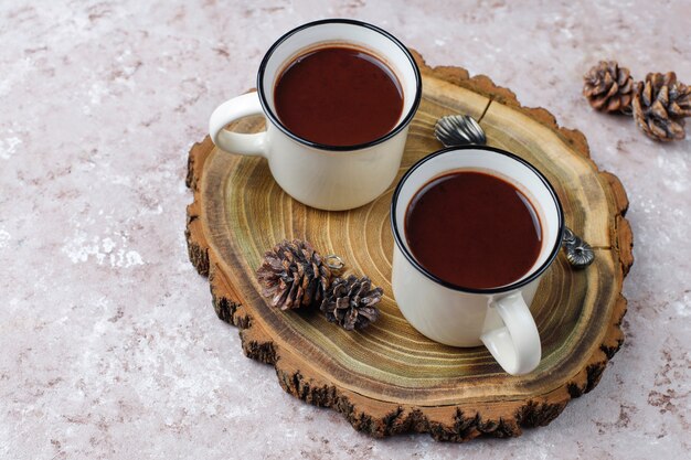 Dos tazas de chocolate caliente con malvaviscos en la mesa