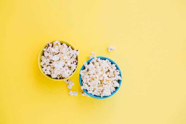 Dos tazones de palomitas de maíz