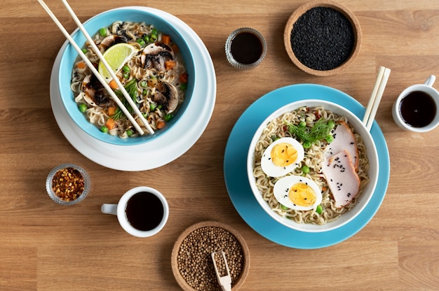 Dos tazones de ramen con dos tazas de café.