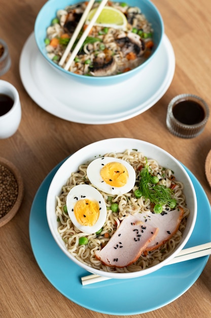 Dos tazones de ramen con palillos