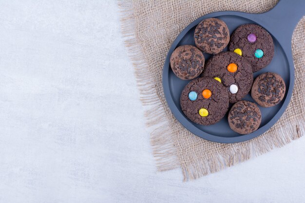 Dos tipos de galletas de chocolate en tablero oscuro.