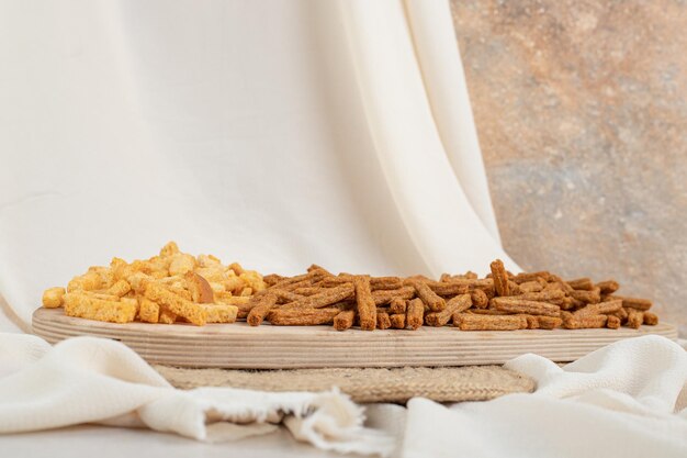 Dos tipos de galletas en tablero de madera.