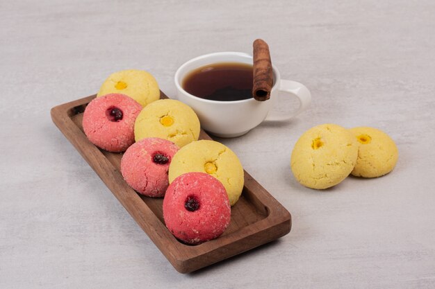 Dos tipos de galletas y taza de té en blanco.