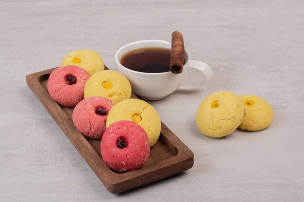 Dos tipos de galletas y taza de té.