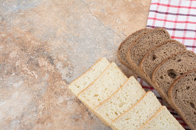 Dos tipos de pan tostado sobre mantel