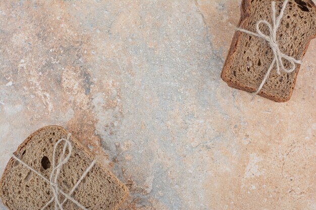 Dos tipos de pilas de pan de centeno sobre fondo de mármol