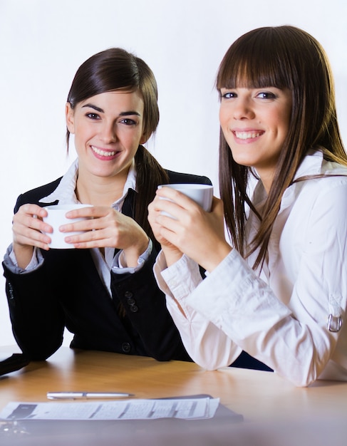 Dos trabajadores de oficina sonriente