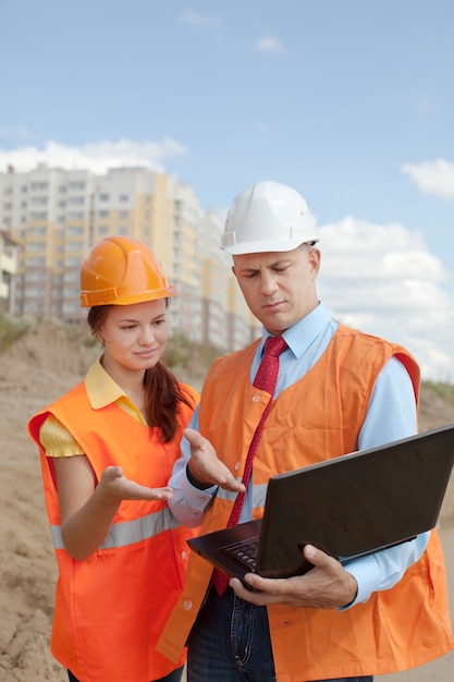 dos trabajadores en el sitio de construcción