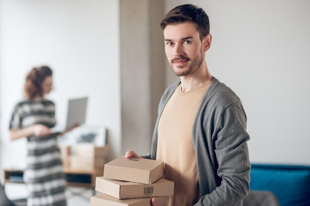 Dos trabajadores de tiendas de Internet que manejan sus tareas de oficina