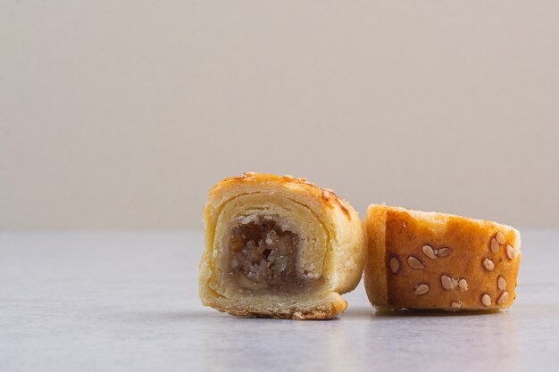 Dos trozos de galletas de mermelada, sobre el mármol.