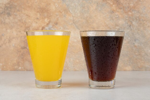 Dos vasos de limonadas en la mesa de piedra