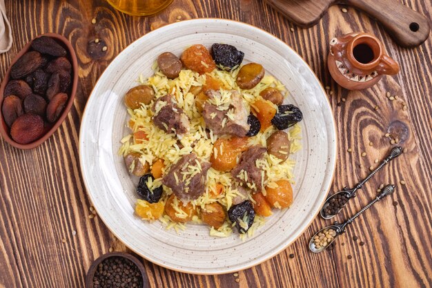 Doshama pilaf carne de cordero arroz mezclado frutas secas cebolla castañas vista superior