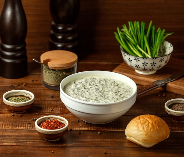 Foto gratuita dovga azerbaiyano tradicional sobre la mesa