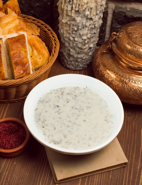 Dovga, yayla, sopa caucásica hecha de yogur.