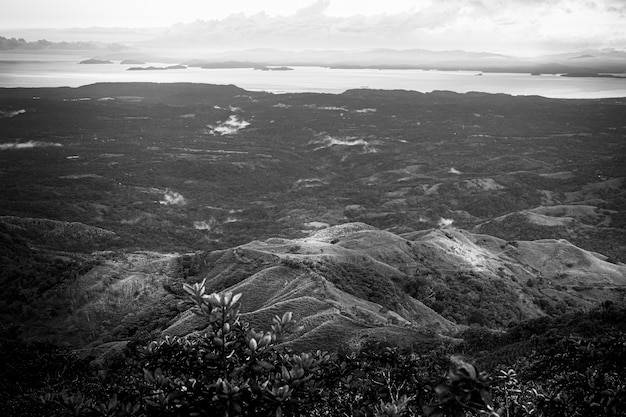 Dramático paisaje en blanco y negro de alto ángulo