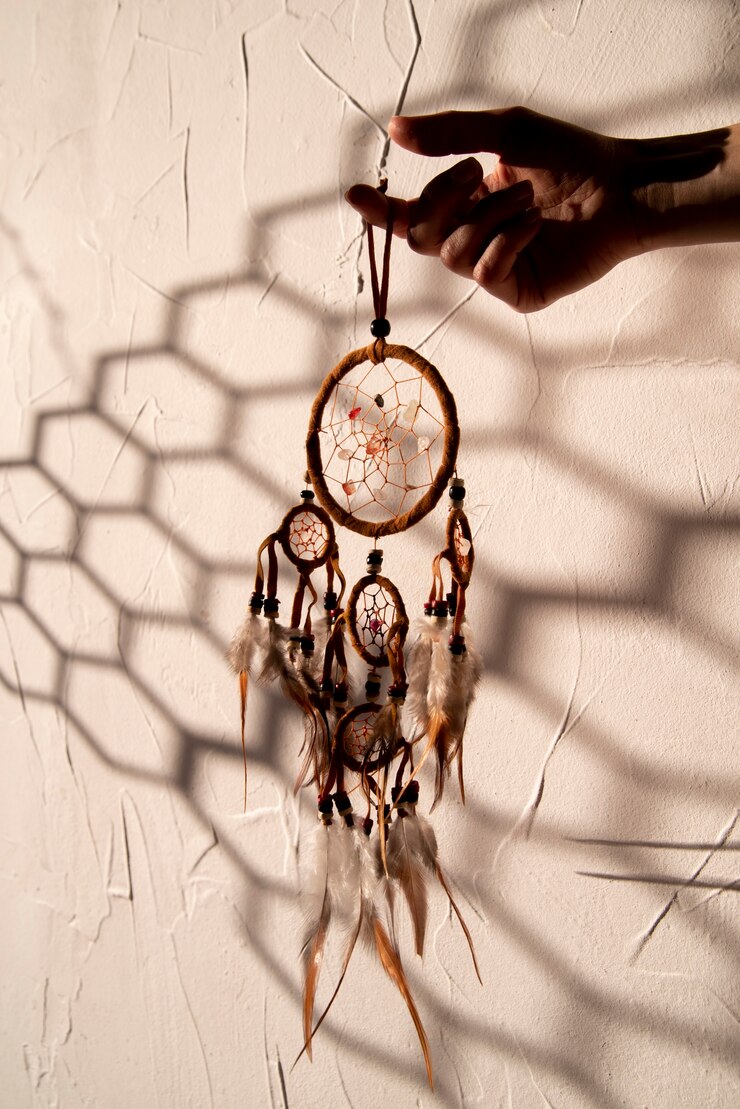 Photo Gratis dreamcatcher held by hand in the sun