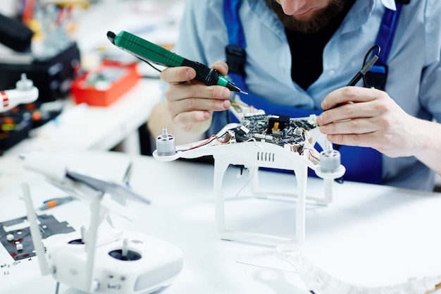 Foto gratuita dron de fijación en taller de mantenimiento