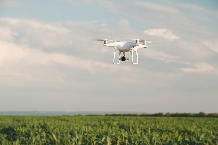 Foto gratuito drone blanco flotando en un cielo azul brillante