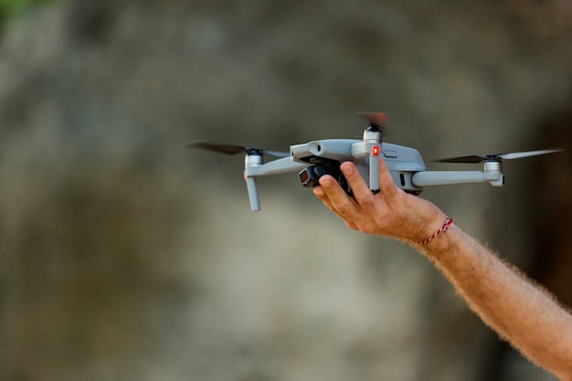 Foto gratuita drone despega de la mano
