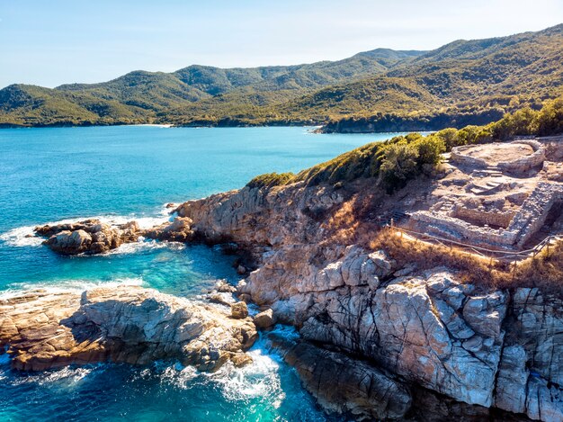 Drone vista aérea de la antigua ciudad de Stageira en Halkidiki Grecia