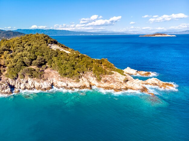 Drone vista aérea del mar y las rocas en Olympiada Halkidiki Grecia