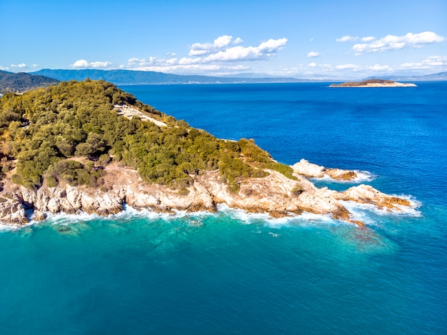 Drone vista aérea del mar y las rocas en Olympiada Halkidiki Grecia