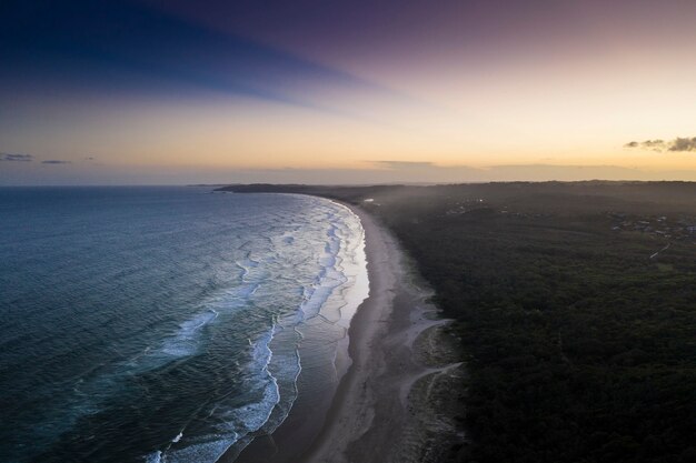 Drone vista de la costa temprano en la mañana