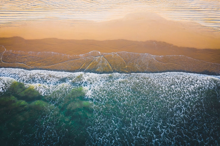 Foto gratuito drone vista de la hermosa playa con aguas cristalinas