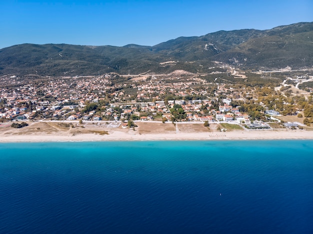 Drone vista del mar en la aldea de Asprovalta Grecia