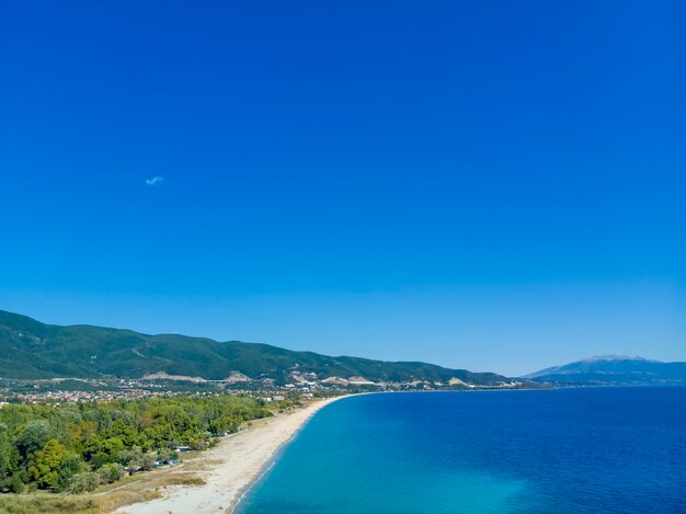 Drone vista del mar en la aldea de Asprovalta Grecia