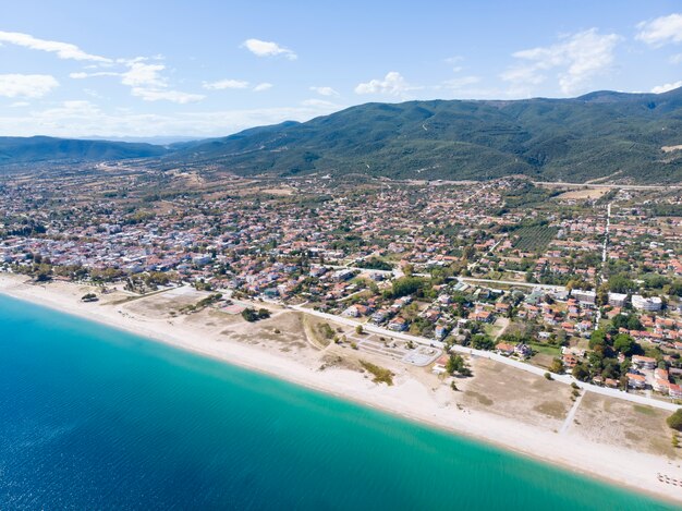 Drone vista del mar en la aldea de Asprovalta Grecia