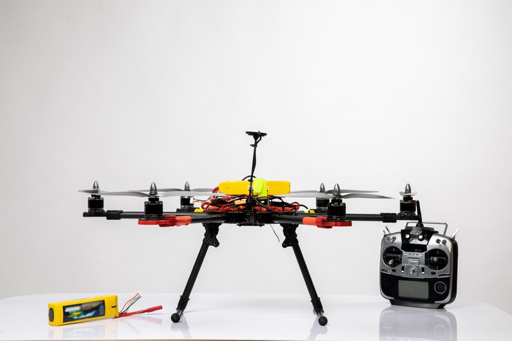 Foto gratuito drone volador y joystick de plata para ello