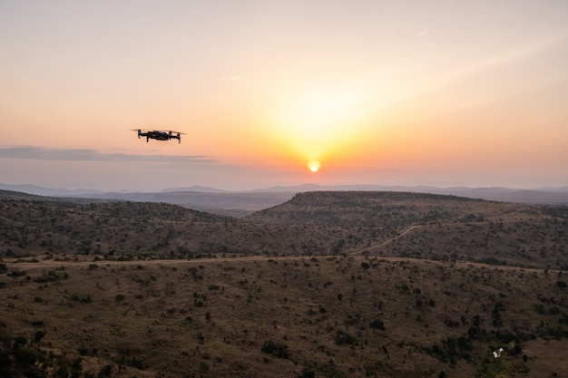 Drone volando sobre las colinas con la hermosa puesta de sol en Kenia, Nairobi, Samburu