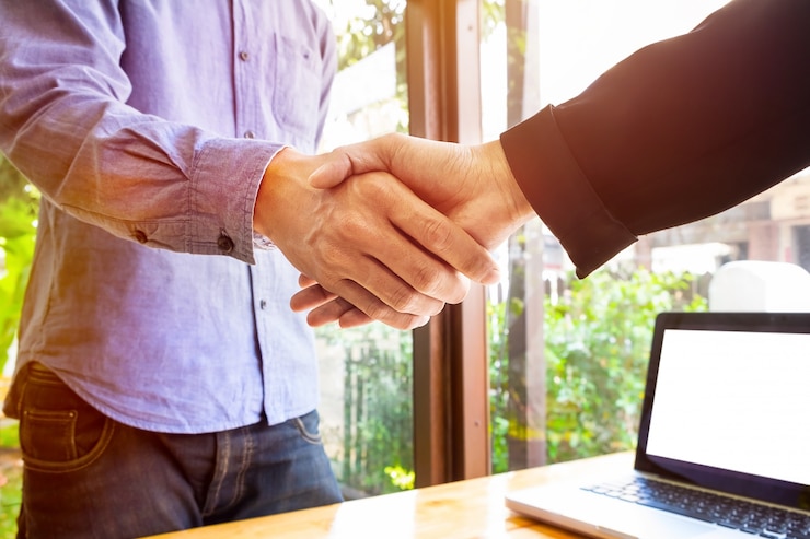 Photo Gratis dua pria bisnis berjabat tangan