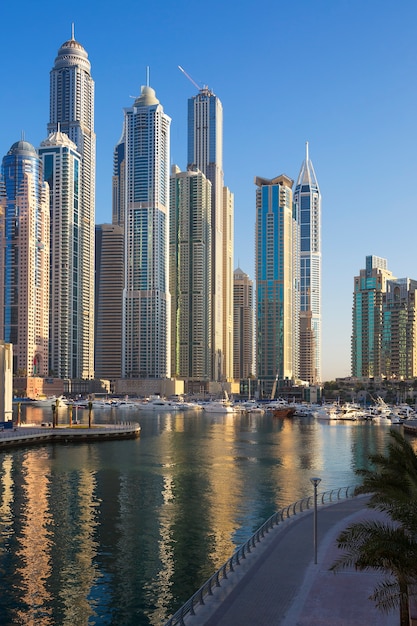 DUBAI, EMIRATOS ÁRABES UNIDOS - 11 DE NOVIEMBRE: vista de Dubai Marina Towers en Dubai, Emiratos Árabes Unidos en noviembre 11,2014. Dubai Marina es un distrito de Dubai y una ciudad de canales artificiales.