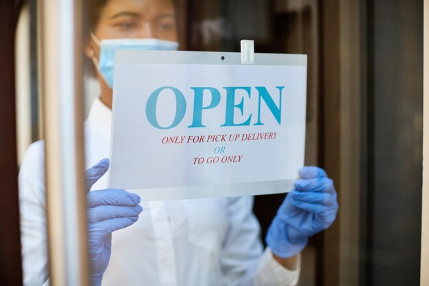 El dueño del café reabrió solo para entrega y comida para llevar debido a la pandemia de coronavirus