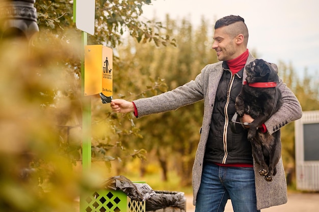 Foto gratuita un dueño de mascota sacando cosas de limpieza de la caja.