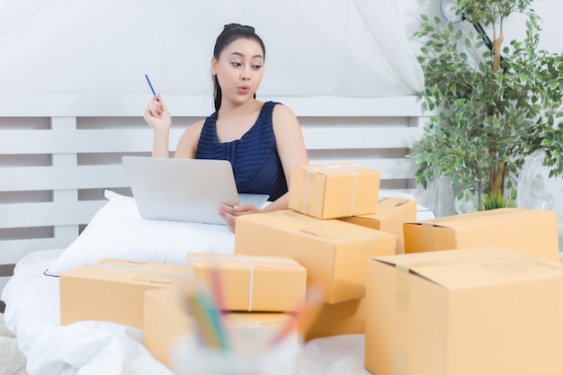 dueño de negocio trabajando con cajas