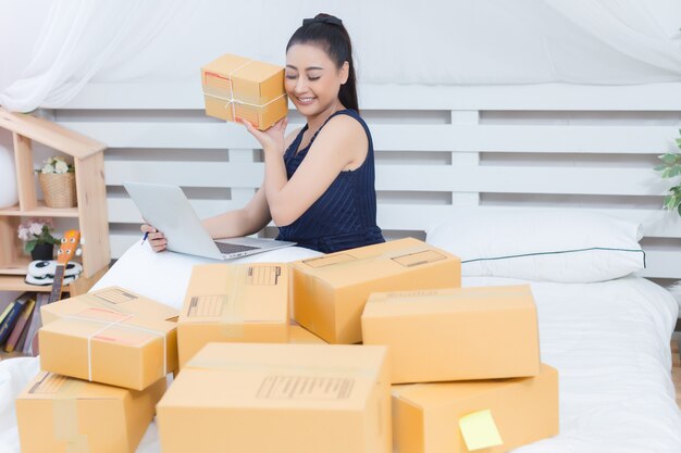 dueño de negocio trabajando con cajas